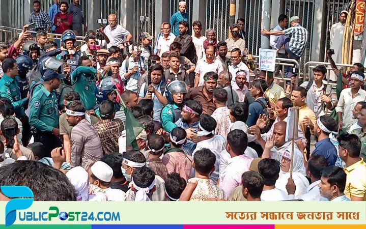 ‘ধাক্কা মেরে’ শিক্ষকদের সড়ক থেকে সরিয়ে দিয়েছে পুলিশ