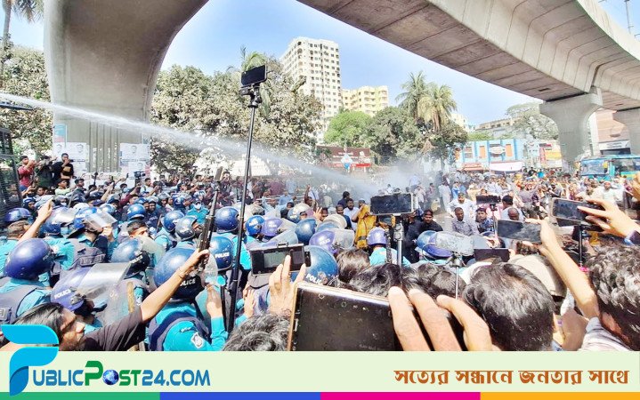 বাধা উপেক্ষা করে যমুনায় যাওয়ার চেষ্টা, পুলিশের জলকামান-লাঠিচার্জ