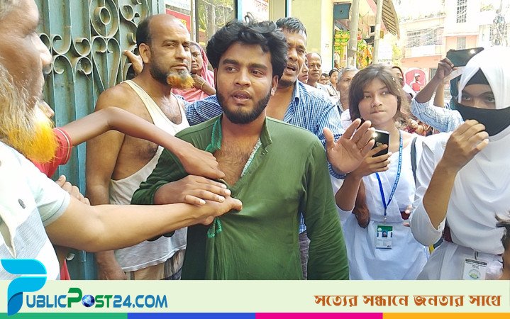 ধর্ষণের বিরুদ্ধে নারী শিক্ষার্থীদের বিক্ষোভ মিছিল, যুবকের বাধা