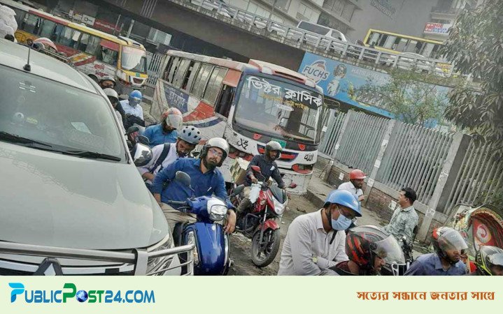 রামপুরার সড়কে আটকে যাচ্ছে গাড়ি