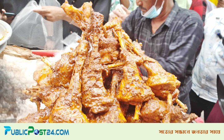 ক্রেতাদের আকর্ষণ ‘খাসির লেগ রোস্ট’