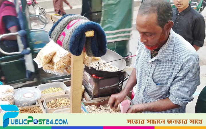 ইনহেলার আর খুন্তি হাতে সংসার চালান বৃদ্ধ শাহিন আকন