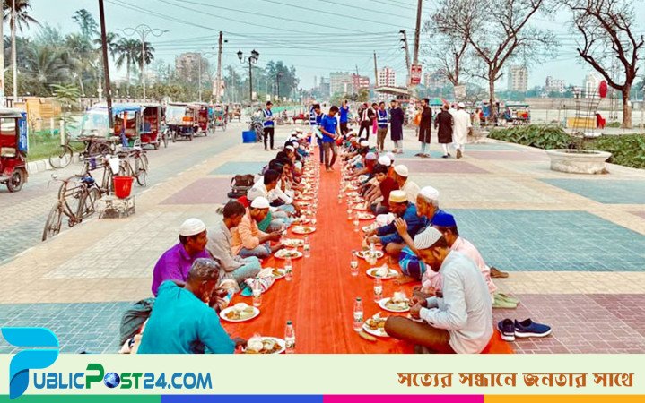 সড়কের পাশে শত শত প্লেটে সাজানো ইফতারি