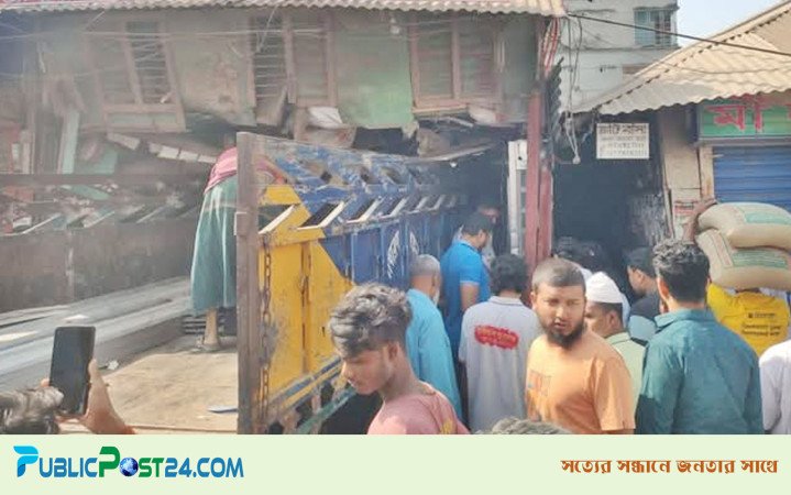 নিয়ন্ত্রণ হারিয়ে দোকানে ঢুকে গেল ট্রাক