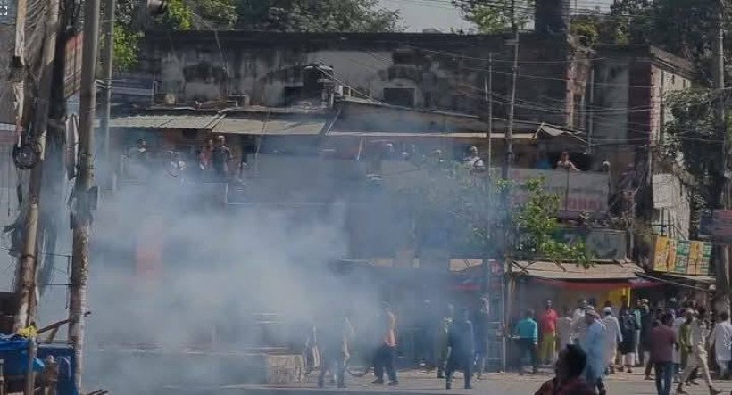 নিষিদ্ধ হিযবুত তাহরীরের মিছিলে পুলিশের লাঠিচার্জ-টিয়ার শেল-সাউন্ড গ্রেনেড