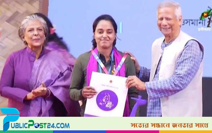 ৬ অদম্য নারীর হাতে পুরস্কার তুলে দিলেন প্রধান উপদেষ্টা