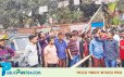 বাঁশ দিয়ে তিতুমীরের সামনের রাস্তা আটকে দিলেন শিক্ষার্থীরা